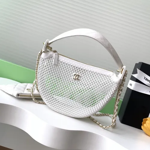 CHANEL Clutch with chain - Mesh, shiny lambskin & gold-tone metal #B49664