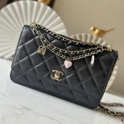 CHANEL Wallet on chain - Pearly lambskin & gold-tone metal #B49665