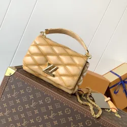  GO-14 Quilted Lambskin Crossbody Bag 23×16×10cm #B65030