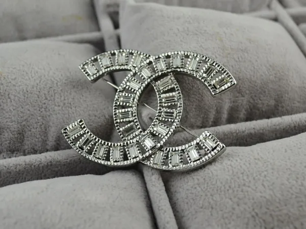 Chanel brooches #9127604