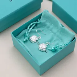 Tiffany Designer Style earrings  and  original box #B65194