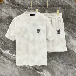 Louis Vuitton tracksuits for Louis Vuitton short tracksuits for men #B64394