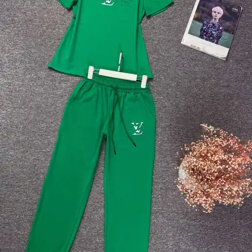 Louis Vuitton Fashion Tracksuits for Women #9999931838